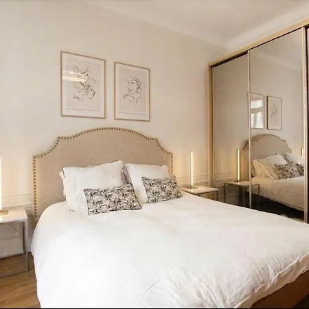 Montaigne Champs Elysée * Parigi