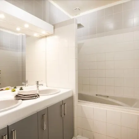 Montaigne Champs Elysee Apartment